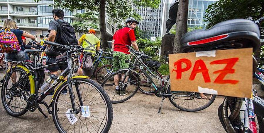 Motorista de carro precisa se acostumar a dividir espaço com ciclistas