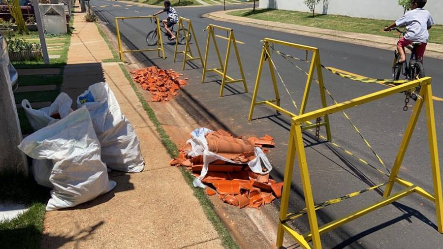 Moradores de condomínio em Uberlândia fazem reparos após rajada de vento destelhar casas